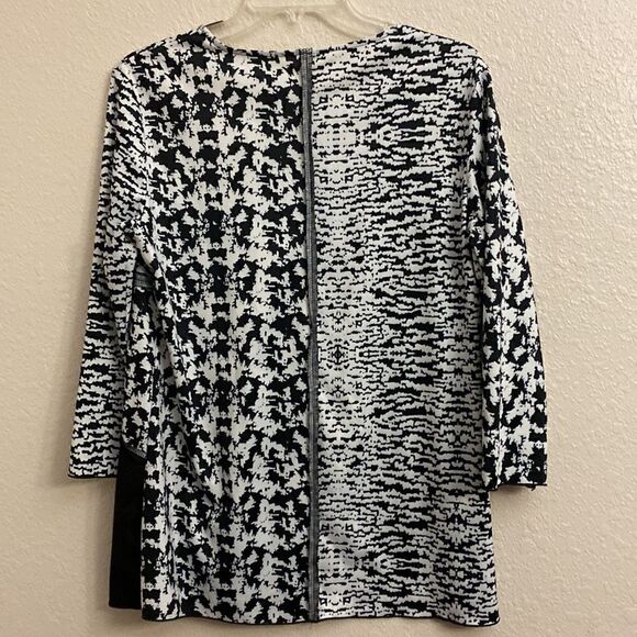 š¤āColor blockĀ black and white top. ThisāisāaāmediumāsizeāMātop. - Picture 5 of 5